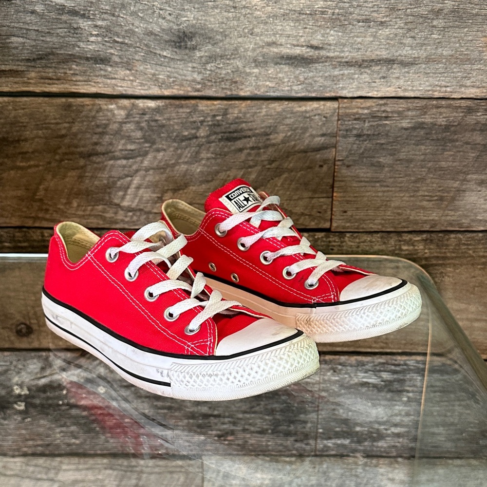 Converse women’s Red Low-Top Sneakers